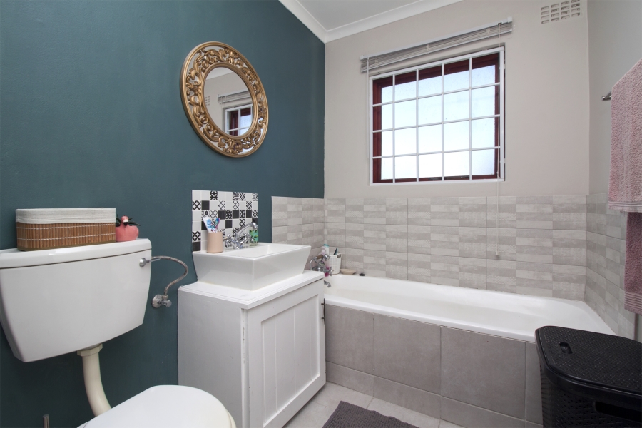 3 Bedroom Property for Sale in Milkwood Park Western Cape